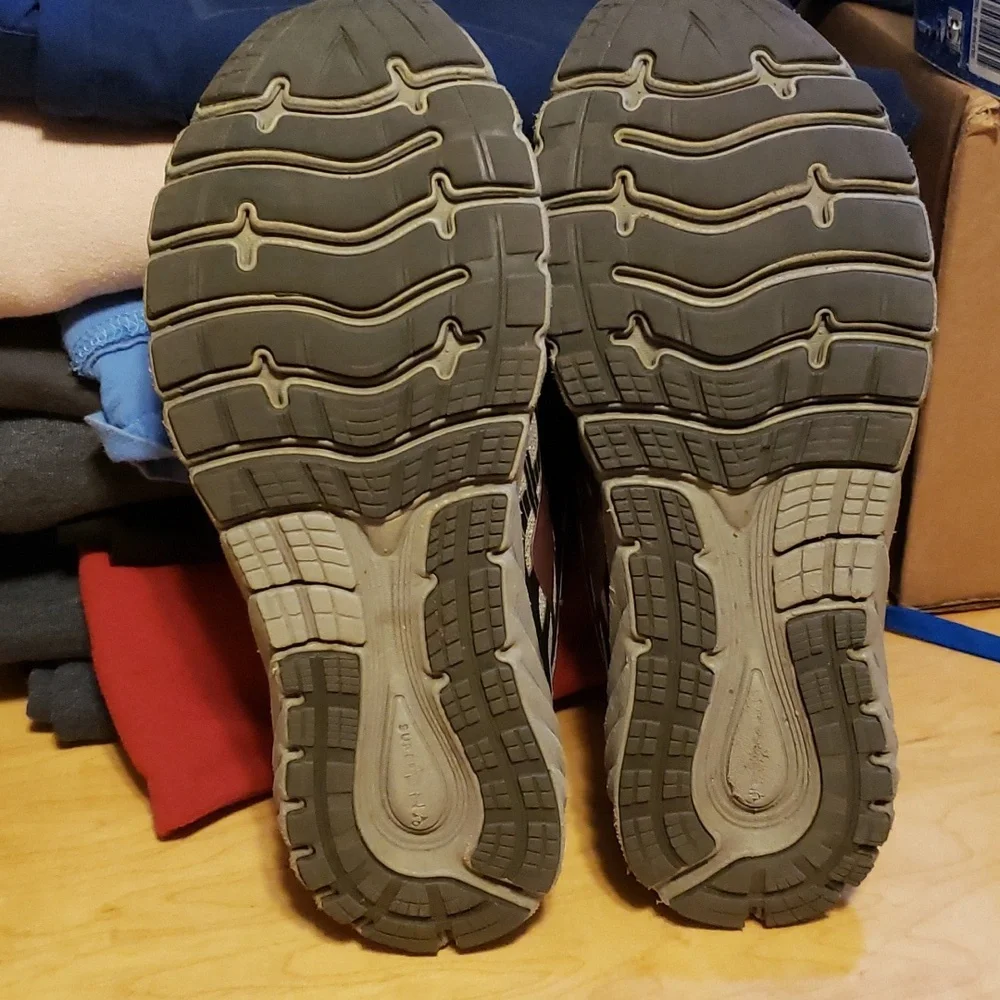 Brooks shoes - Picture 2 of 7